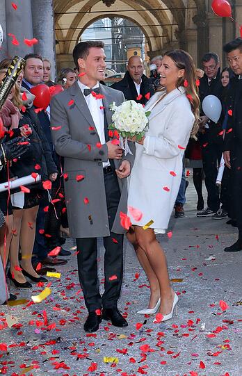 Rote Rosenblüten und weiße Tauben: Die Bilder von der Wontorra-Hochzeit in Köln.