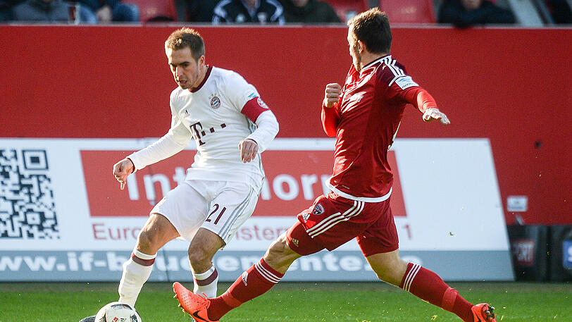 Bayern-Kapitän Philipp Lahm (l.) im Zweikampf mit Ingolstadts Markus Suttner.