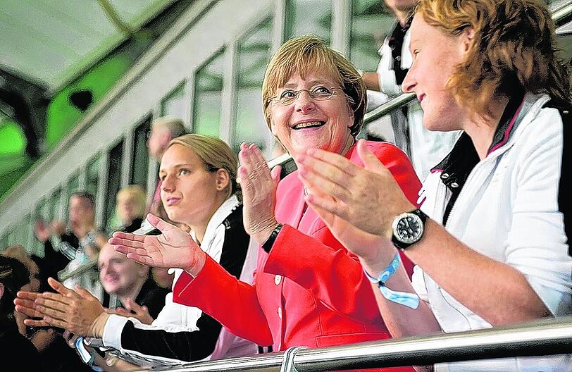 Nur zusammen gesungen haben sie nicht: Bundeskanzlerin Angela Merkel mit Melanie Behringer (r.) und Babett Peter (li.).