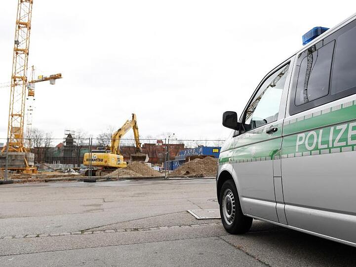 Ein Polizeifahrzeug steht bei einer Baustelle auf der eine Fliegerbombe gefunden wurde. Foto: Tobias Hase