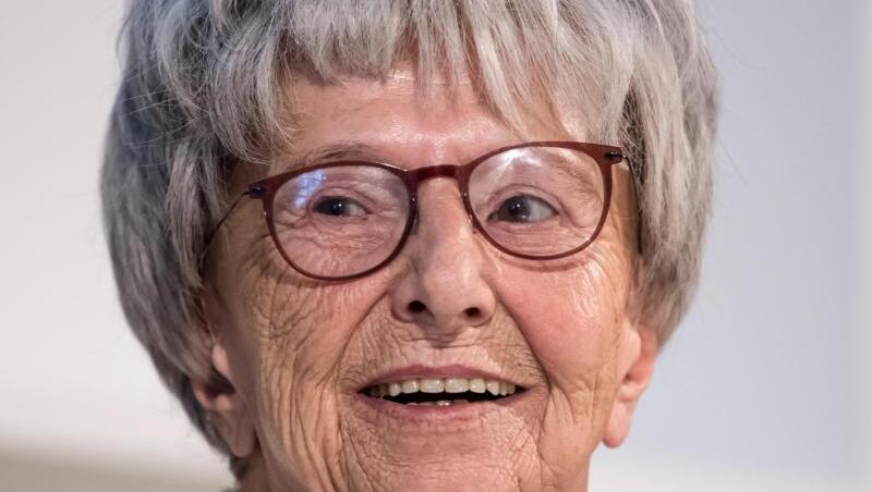 Die Autorin Mirjam Pressler liest bei einer Lesung aus ihrem neuen Kinderbuch "Ich bin's, Kitty". Foto: Sven Hoppe/Archiv Die Autorin Mirjam Pressler liest bei einer Lesung aus ihrem neuen Kinderbuch "Ich bin's, Kitty". Foto: Sven Hoppe/Archiv