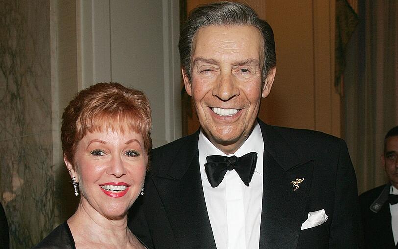 Auch Jerry Orbach (Bild, mit Ehefrau Elaine) war bereits ein gestandener Broadway-Star, bevor er bei "Dirty Dancing" mitspielte. Von 1992 bis zu seinem Tod spielte er in der Serie "Law & Order".