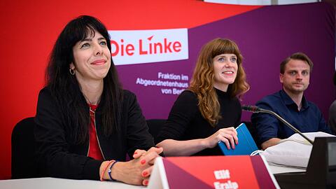 In der neuen, deutlich gr&ouml;&szlig;eren Linke-Fraktion im Berliner Abgeordnetenhaus tragen die Co-Fraktionsvorsitzenden Elif Eralp (li.) und den beiden Parteivorsitzenden Kerstin Wolter (M) und Maximilian Schirmer (r) viel Verantwortung. (Archiv)