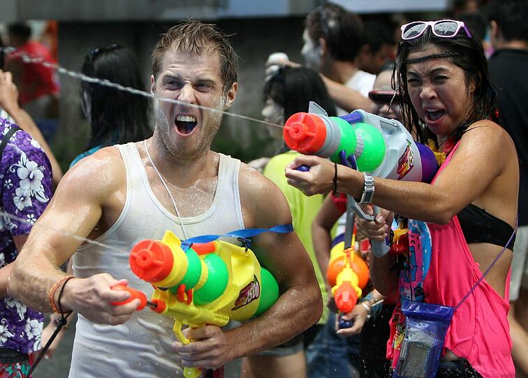 Die Bilder vom großen Songkran-Fest in Bangkok, deer größten Wasserparty der Welt.