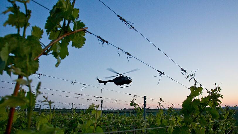 Hubschrauber setzen jetzt die Winzer aus Franken gegen den Nachtfrost ein. Hubschrauber setzen jetzt die Winzer aus Franken gegen den Nachtfrost ein.