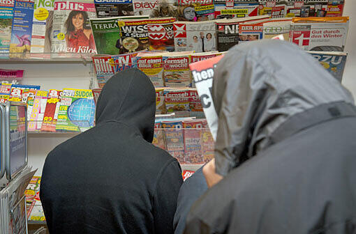 Die beiden Angeklagten stehen am 05.10.2012 während einer Tatortbegehung in dem Lottogeschäft in Nürnberg in dem sie die Besitzerin ermordeten.