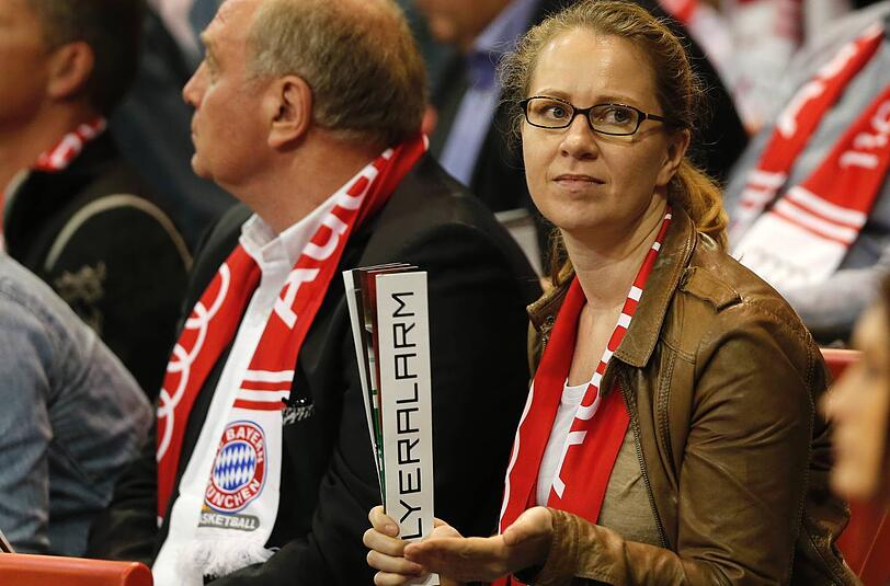 Uli Hoeneß (l.), Präsident des FC Bayern, besucht mit Tochter Sabine Hoeneß ein Spiel des FC Bayern Basketball.