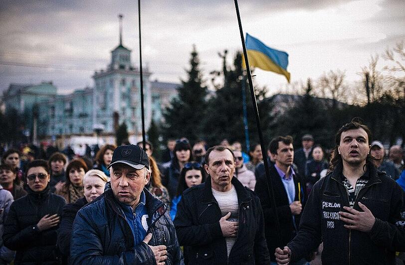 Pro-ukrainische Kundgebung: In Lugansk singen Demonstranten die ukrainische Nationalhymne.