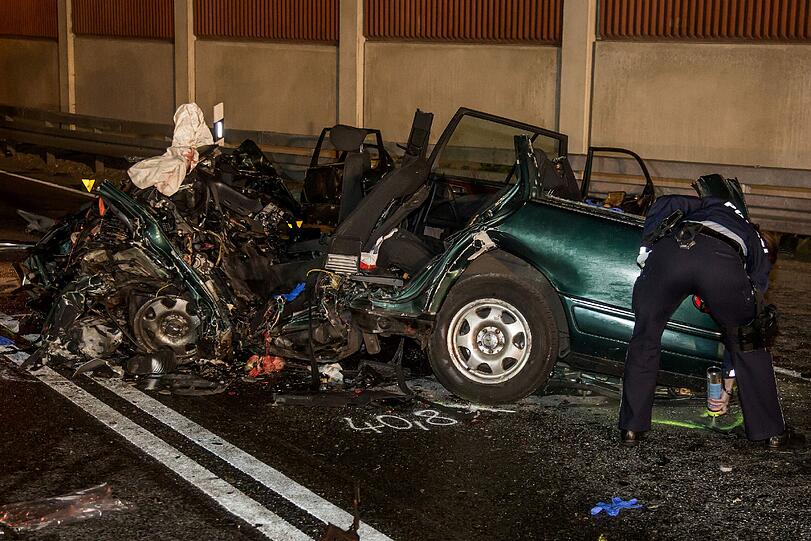 Schlimmer Unfall in Duisburg: Vier Menschen kommen bei dem Crash auf der B288 ums Leben. Die Bilder...