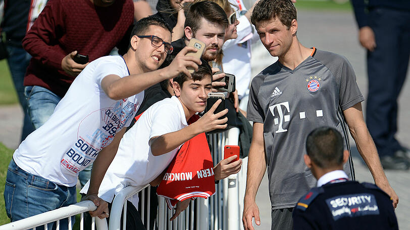 Trainieren fürs Tripple, Posieren fürs Fan-Selfie: Die Bilder von der ersten Trainingseinheit der Bayern in Doha.