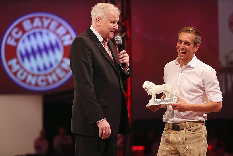Ministerpräsident Seehofer schenkte Lahm zum Abschied einen bayerischen Porzellanlöwen und huldigte: "Eine der größten Persönlichkeiten, die der deutsche Fußball jemals hervorgebracht hat"