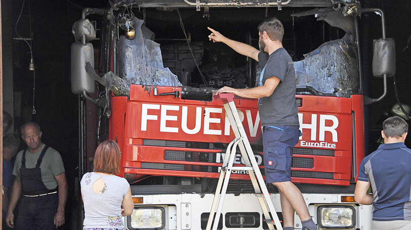 Brandermittler der Polizei untersuchen das Feuerwehrgerätehaus.