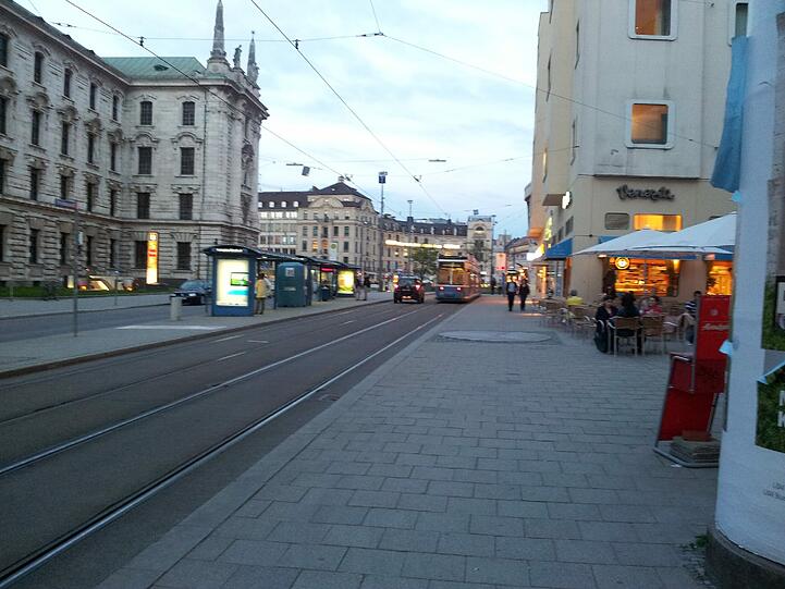 ...überholt die Straßenbahn und landet mit quietschenden Reifen auf der Sonnenstraße. Nochmal gut gegangen. Wozu fährt man schließlich einen Geländewagen?!