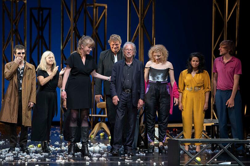 Peter Handke (Mitte) mit Friederike Heller beim Applaus.