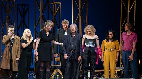 Peter Handke (Mitte) mit Friederike Heller beim Applaus.