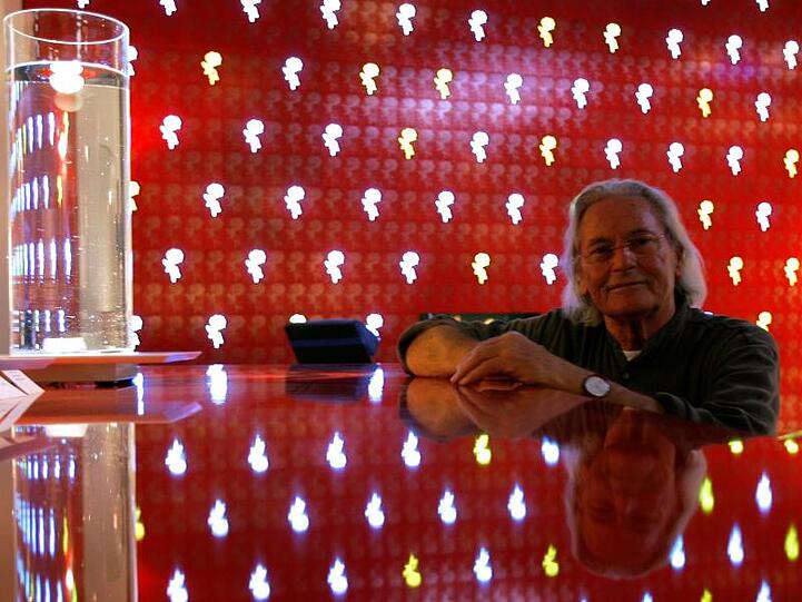 Ingo Maurer präsentiert die Designlampe "Delirium Yum" (links) und eine LED-Wand mit Rosenmotiven. Foto: Arne Dedert/dpa/Archivbild
