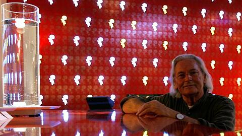 Ingo Maurer präsentiert die Designlampe "Delirium Yum" (links) und eine LED-Wand mit Rosenmotiven. Foto: Arne Dedert/dpa/Archivbild