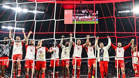 Münchens Spieler jubeln nach dem Spiel mit den Fans.