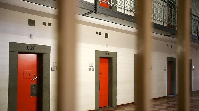 Blick in einen Flur der Justizvollzugsanstalt Landsberg. (Archivbild)