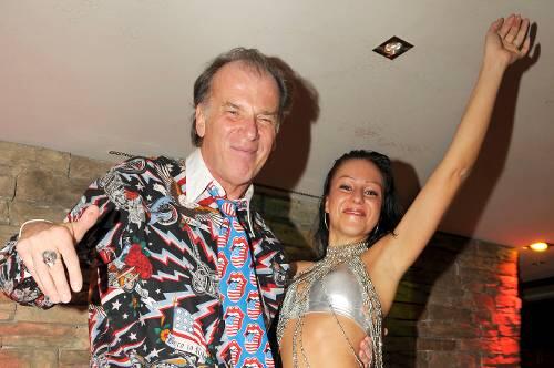 So macht das Älterwerden Spaß: Wolfgang Fierek lässt die Puppen und ein Go-Go-Girl tanzen.