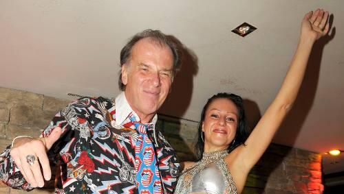 So macht das Älterwerden Spaß: Wolfgang Fierek lässt die Puppen und ein Go-Go-Girl tanzen.