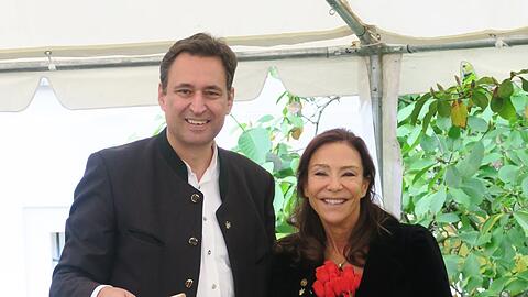 Spaß beim Entenangeln: Augustiner-Chefin Catherine Demeter und Bayerns Justizminister Georg Eisenreich.