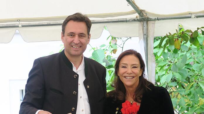 Spaß beim Entenangeln: Augustiner-Chefin Catherine Demeter und Bayerns Justizminister Georg Eisenreich.