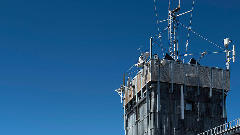 Zugspitze-Besucher genie&szlig;en die Sonne vor dem M&uuml;nchner Haus, Deutschlands h&ouml;chster H&uuml;tte.