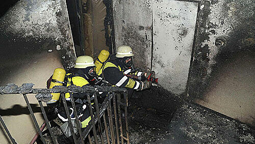 Feuwerwehrler untersuchen die Brandschäden in einem Pasinger Wohnhaus Feuwerwehrler untersuchen die Brandschäden in einem Pasinger Wohnhaus