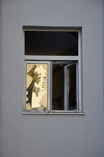 Schwabing am Tag nach der Bombensprengung: Die Spuren der Detonation sind deutlich zu erkennen, teilweise hat sie schwere Schäden verursacht. Derzeit werden die Schäden an den Gebäuden der Umgebung erfasst.