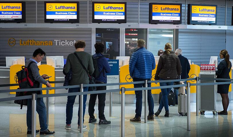 Der Streik geht weiter: Reisende warten vor einem Schalter der Lufthansa auf dem Flughafen in München.