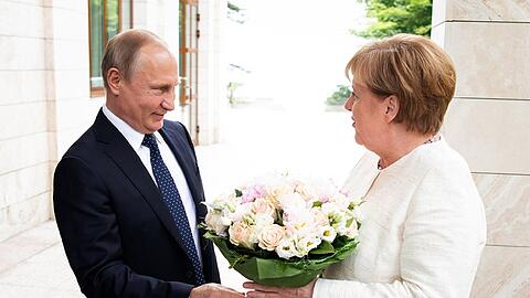 Wladimir Putin (l), Präsident von Russland, trifft Bundeskanzlerin Angela Merkel (CDU) in Sotschi. Vor dem Hintergrund einer drohenden Eskalation im Nahen Osten hat sich Bundeskanzlerin Merkel in Sotschi mit Putin zu einem Gespräch unter vier Augen getroffen.