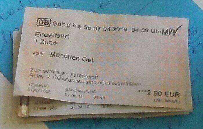 Verknittert und nicht rechtmäßig erworben. Einzelfahrkarten für den MVV.