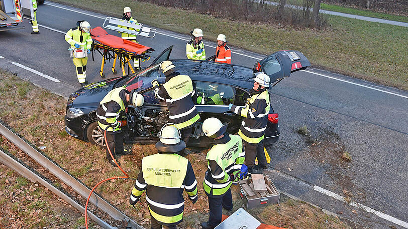 Die 47-Jährige musste von der Feuerwehr aus dem Wrack befreit werden.
