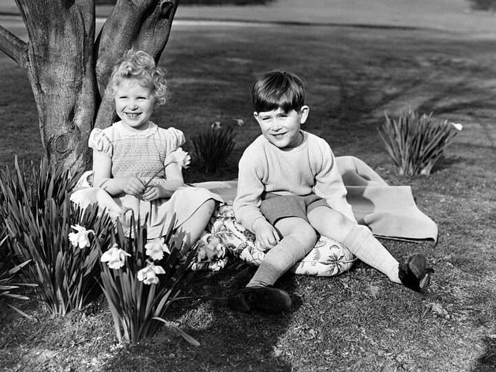 Zwischen Narzissen in Windsor: Prinz Charles und Prinzessin Anne im Jahr 1954.
