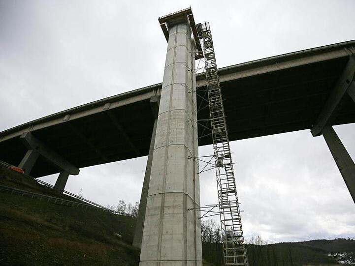 Die Hälfte der A45-Autobahnbrücke soll mitsamt der bis zu 66 Meter hohen Pfeiler verschoben werden.