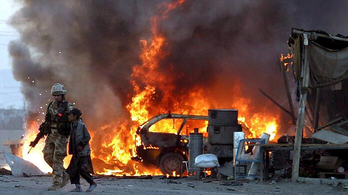 Alles schon mal dagewesen – und vorhersehbar: Ein Soldat evakuiert einen afghanischen Buben nach einem Angriff der Taliban in Kabul – im November 2005.
