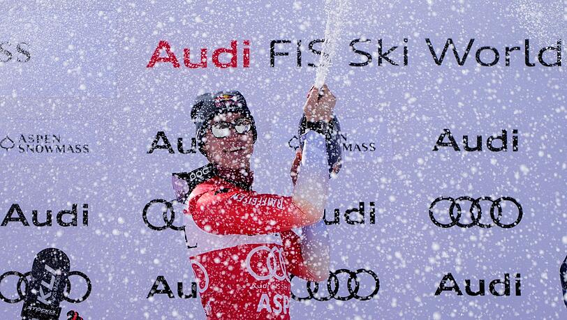 Marco Odermatt aus der Schweiz feiert seinen Sieg in Aspen.