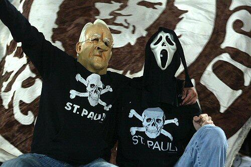 Jubeln mit dem Tod: Beim FC St. Pauli pflegen die Fans ihren etwas skurrillen Humor.