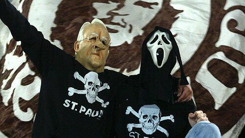 Jubeln mit dem Tod: Beim FC St. Pauli pflegen die Fans ihren etwas skurrillen Humor.
