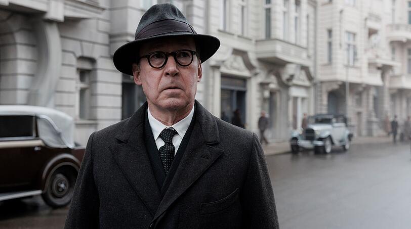 Eine wichtige Figur in Staffel f&uuml;nf ist  Dr. Forster (Ulrich Noethen). Er ist ein wichtiger Zeuge - und befindet sich auf der Flucht.