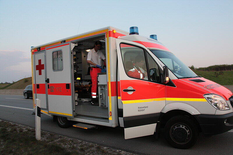 Der Opelfahrer setzte seinen Wagen frontal gegen ein Verkehrsschild.