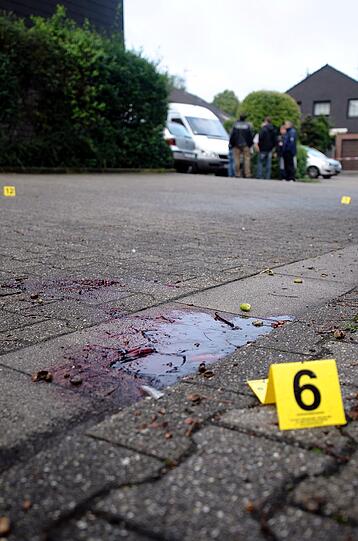 Angeblich ein Verkehrsunfall. Ein Mann, der aus dem Nichts mit Messern auf Polizisten einsticht. Nachbarn, die in der Stille der Nacht Schüsse hören. Was wie eine Szene aus einem Krimi klingt, wird für zwei Beamte in Gelsenkirchen Realität. Die Bilder von der Spurensicherung am Tatort in Gelsenkirchen.