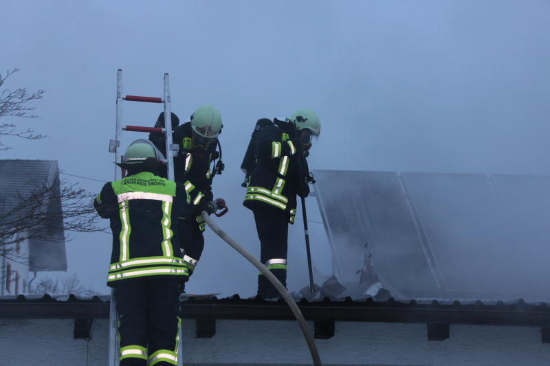 Rauch-Alarm am Rosenmontag in Mittbach: Unter einem Vordach ist ein Motorboot in Brand geraten. Zwei Personen wurden dabei leicht verletzt. Die Bilder vom Feuerwehreinsatz
