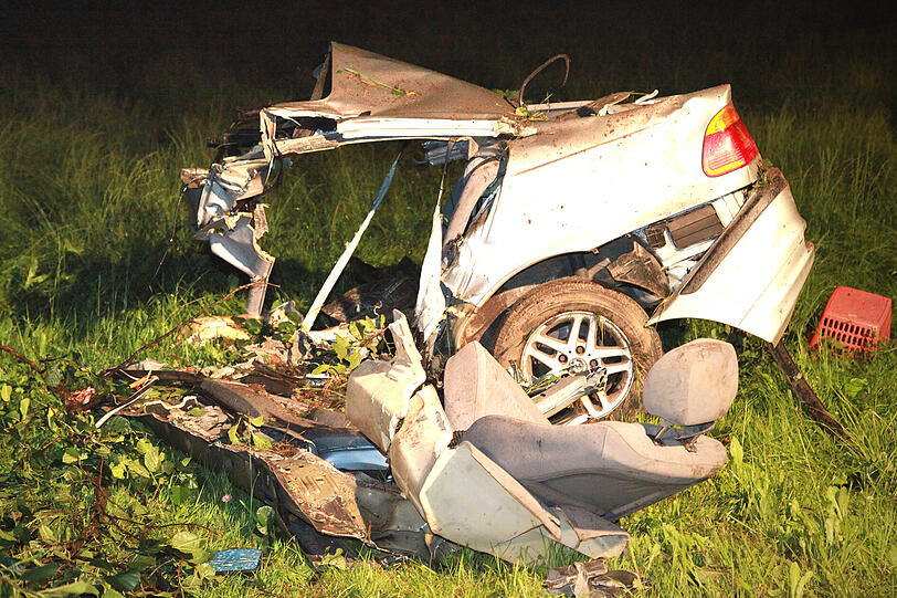 Ein 18-Jähriger ist in der Nacht zum Samstag im oberbayerischen Schechen (Landkreis Rosenheim) mit seinem Auto gegen einen Baum gefahren. Er und sein Beifahrer sind gestorben.