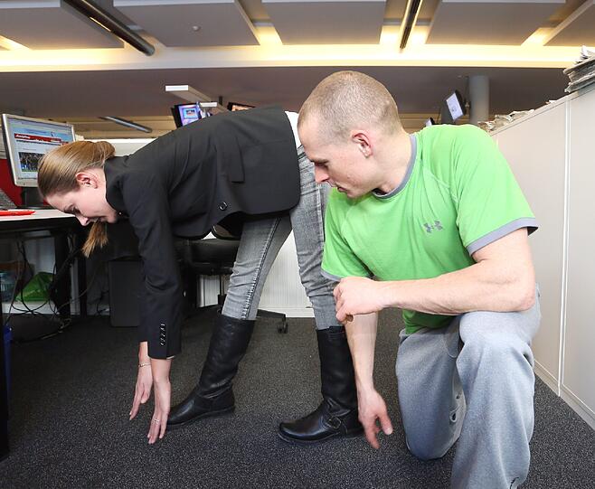 AZ-Reporterin Almut Ringleben mit Personal Trainer Patrick Herzog.