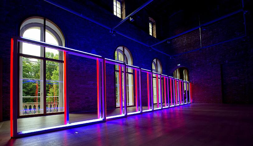 Eine Installation von Dan Flavin in der Ausstellung der Pinakothek der Moderne in Schloss Herrenchiemsee.
