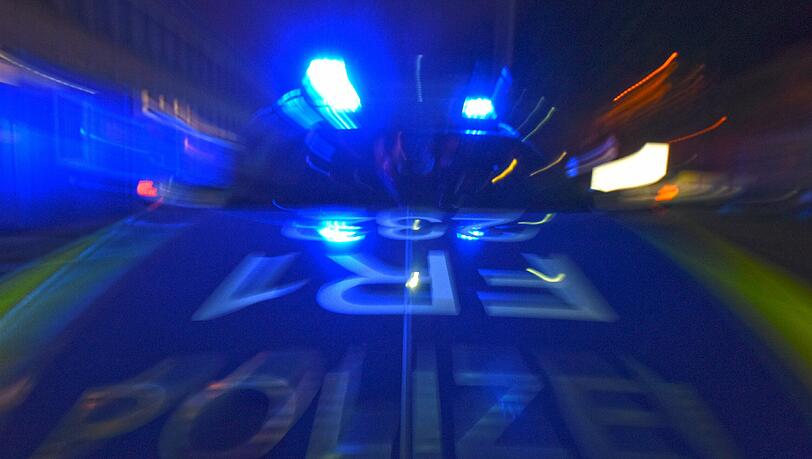 Eine 24-Jährige ist in der Nacht zum Sonntag auf der A8 tödlich verunglückt. Eine 24-Jährige ist in der Nacht zum Sonntag auf der A8 tödlich verunglückt.