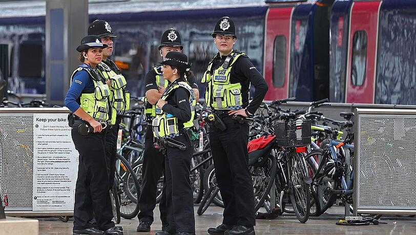 Polizisten stehen in London an einem Bahnsteig - noch sind die Hintermänner des Attentats nicht gefasst. Polizisten stehen in London an einem Bahnsteig - noch sind die Hintermänner des Attentats nicht gefasst.