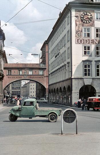 1958: Der Lodenfrey ist 1949 wieder aufgebaut worden &ndash; die Fassadenmalerei mit Uhr ist später bei einer Sanierung leider entfernt worden.